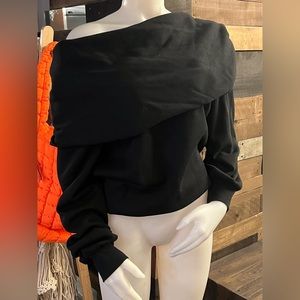 Carbon 38 off the shoulder sweatshirt